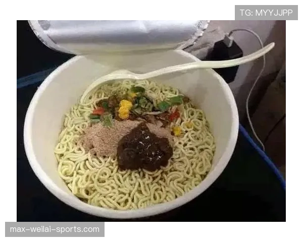 刷到管晨辰的家居照——鞋柜能开一间店，我继续吃泡面