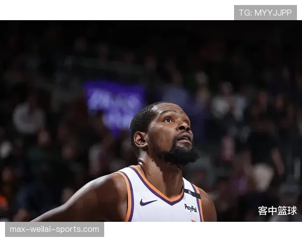 杜兰特今天换了条项链，直接闪瞎我这穷人的眼睛！